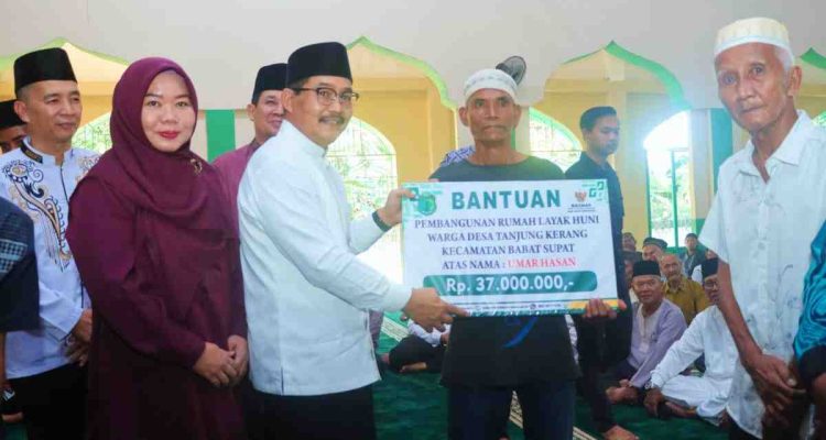 Wakil Bupati Muba, Abdur Rohman Husen bersama jajaran pimpinan daerah dan ratusan masyarakat gelar safari Ramdhan di Babat Supat, seraya memberikan bantuan sosial, Sabtu (28/2/2026). Foto: Kominfo Muba.