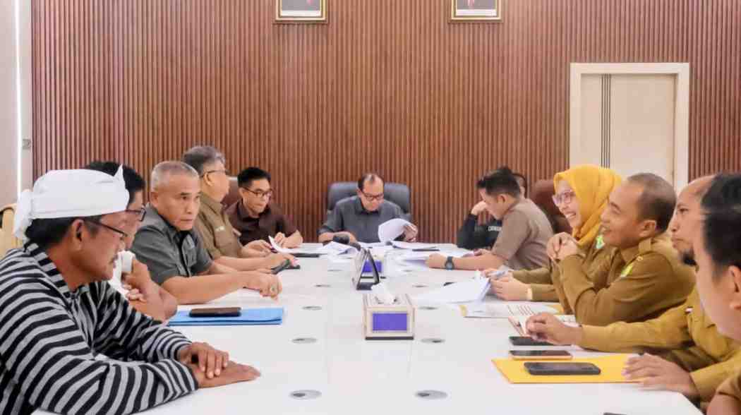 DPRD Kabupaten Musi Banyuasin (Muba) menggelar Rapat Dengar Pendapat (RDP) bersama jajaran Pemerintah Kabupaten Muba, guna membahas upaya percepatan penyelesaian permasalahan batas wilayah antara Kabupaten Muba dengan Kabupaten Musi Rawas Utara (Muratara), di Ruang Rapat Ketua DPRD Muba, Senin (23/2/2026). Foto: Kominfo Muba.