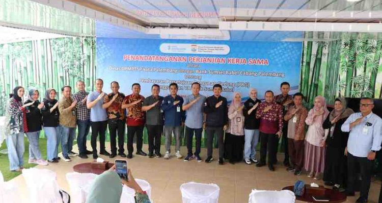Para [ejabat Bak Sumsel Babale Cabang Palembang dan pejabat di Dinas PMPTSP Palembang melakukan Nota Kesepahaman (MoU) pembayaran Persetujuan Bangunan Gedung (PBG) melalui virtual account (VA), JUmat (13/2/2026). Foto: Kominfo Palembang.