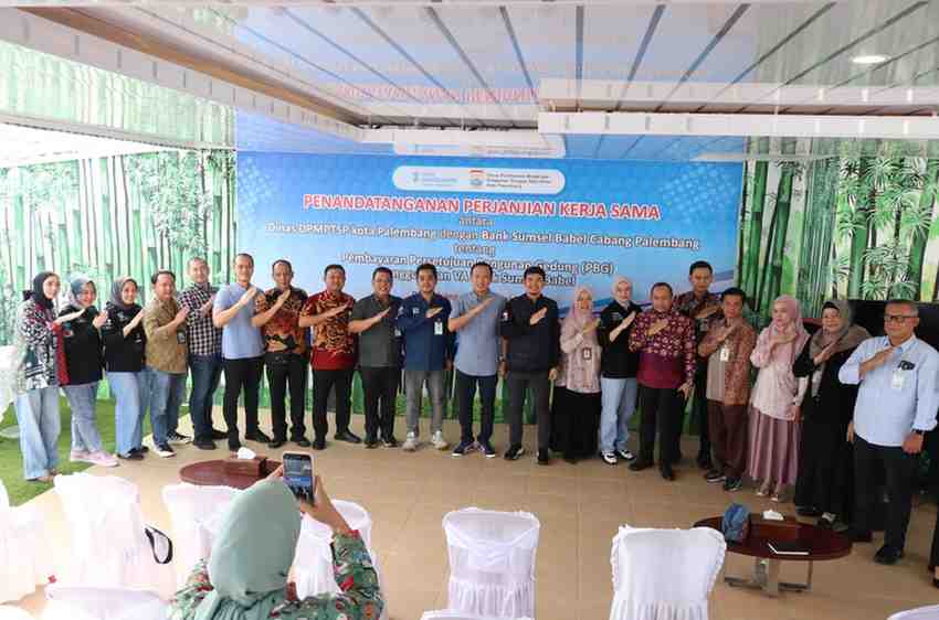 Para [ejabat Bak Sumsel Babale Cabang Palembang dan pejabat di Dinas PMPTSP Palembang melakukan Nota Kesepahaman (MoU) pembayaran Persetujuan Bangunan Gedung (PBG) melalui virtual account (VA), JUmat (13/2/2026). Foto: Kominfo Palembang.