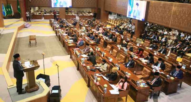 Gubernur Sumatera Selatan, Dr. H. Herman Deru saat memberikan sambutan pada Rapat Paripurna XXXI DPRD Provinsi Sumatera Selatan, Rabu (18/2/2026). Foto: Humas Pemprov Sumsel.
