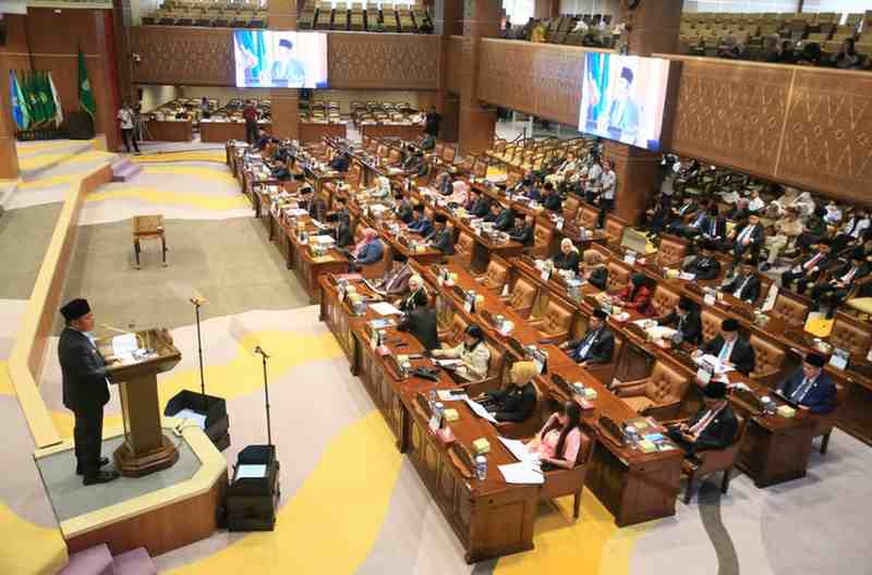 Gubernur Sumatera Selatan, Dr. H. Herman Deru saat memberikan sambutan pada Rapat Paripurna XXXI DPRD Provinsi Sumatera Selatan, Rabu (18/2/2026). Foto: Humas Pemprov Sumsel.