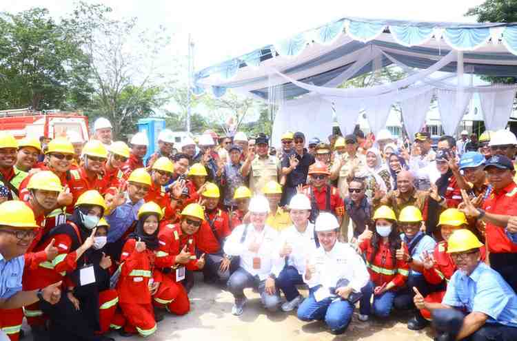 Gubernur Sumatera Selatan (Sumsel) Dr. H. Herman Deru memimpin Apel Peringatan Bulan Keselamatan dan Kesehatan Kerja (K3) Nasional Tahun 2026 di Lapangan Bola PT OKI Pulp and Paper Mills, Kecamatan Air Sugihan, Kabupaten Ogan Komering Ilir (OKI), Jumat (13/2/2026). Foto: Humas Pemprov Sumsel.
