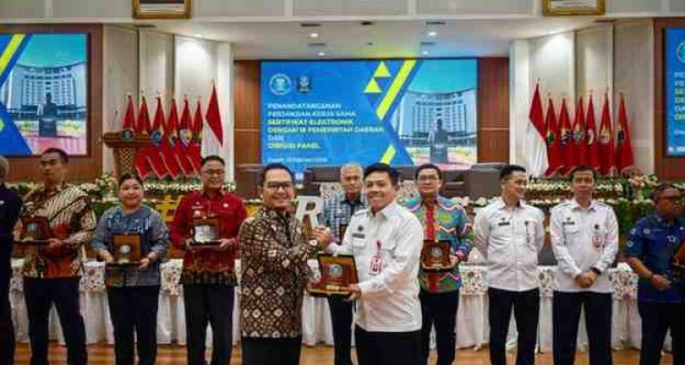 Bupati Muba H M Toha Tohet, SH yang diwakili Asisten Pemerintahan dan Kesejahteraan Rakyat Setda Muba, Ardiansyah SE MM PhD CMA menandatangani Perjanjian Kerja Sama (PKS) pemanfaatan Sertifikat Elektronik bersama 18 pemerintah daerah lainnya, Kamis (12/2/2026), di Badan Siber dan Sandi Negara (BSSN).. Foto: Kominfo Muba.