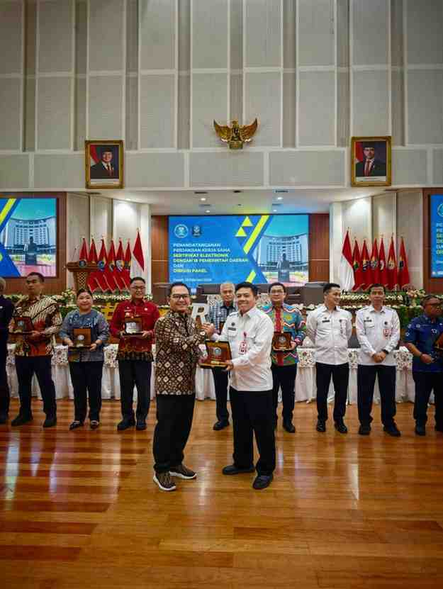 Bupati Muba H M Toha Tohet, SH yang diwakili Asisten Pemerintahan dan Kesejahteraan Rakyat Setda Muba, Ardiansyah SE MM PhD CMA menandatangani Perjanjian Kerja Sama (PKS) pemanfaatan Sertifikat Elektronik bersama 18 pemerintah daerah lainnya, Kamis (12/2/2026), di Badan Siber dan Sandi Negara (BSSN).. Foto: Kominfo Muba.