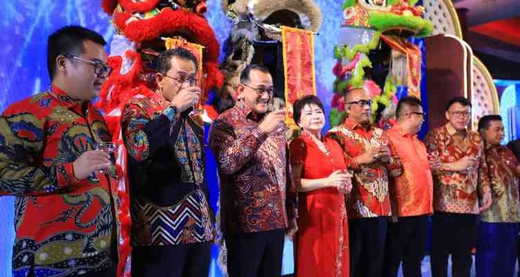 Sekda Sumsel, Edward Chandra menghadiri Imlek bersama warga keturunan Thionghoa di Grand Rajawali Palembang, Senin (16/2/2026) malam. Foto: Humas Pemprov Sumsel.