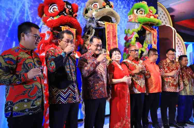 Sekda Sumsel, Edward Chandra menghadiri Imlek bersama warga keturunan Thionghoa di Grand Rajawali Palembang, Senin (16/2/2026) malam. Foto: Humas Pemprov Sumsel.