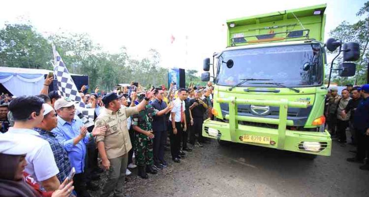 Gubernur Sumsel, Dr H Herman Deru meresmikan Jalan Khusus Batubara milik PT Levi Bersaudara Abadi yang berlokasi di KM 01 PT Levi Bersaudara Abadi/KM 017 Stockpile PT Servo Lintas Raya, Kabupaten Lahat, Jumat (13/2/2026) siang. Foto: Humas Pemprov Sumsel.