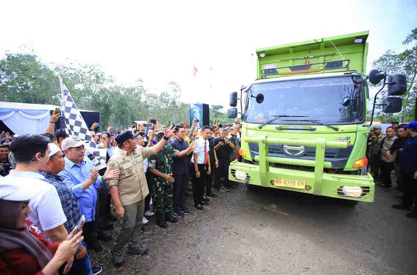 Gubernur Sumsel, Dr H Herman Deru meresmikan Jalan Khusus Batubara milik PT Levi Bersaudara Abadi yang berlokasi di KM 01 PT Levi Bersaudara Abadi/KM 017 Stockpile PT Servo Lintas Raya, Kabupaten Lahat, Jumat (13/2/2026) siang. Foto: Humas Pemprov Sumsel.