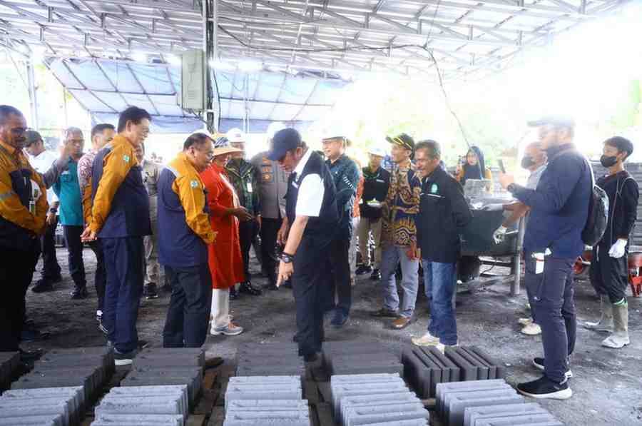 Gubernur Sumatera Selatan (Sumsel) Dr. H. Herman Deru meninjau pemanfaatan limbah Fly Ash dan Bottom Ash (FABA) di PLTU Sumbagsel-1 berkapasitas 2x150 MW di Kabupaten OKU, Kamis (26/2/2026). Foto: Humas Pemprov Sumsel.