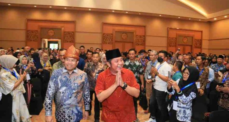 Gubernur Sumsel, Dr. H. Herman Deru saat menghadiri Rapat Konsolidasi Program MBG bersama kasatpel, mitra, dan yayasan se-Sumsel di Hotel Aryaduta Palembang, Sabtu (28/2/2026). Foto: Humas Pemprov Sumsel.