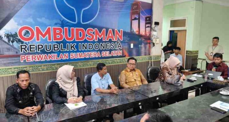 Bupati Muba HM Toha Tohet SH yang diwakili Staf Ahli Bupati Bidang Politik, Hukum dan Pemerintahan, Dr. Drs. H. Iskandar Syahrianto, MH dalam kegiatan penyerahan hasil Penilaian Maladministrasi Pelayanan Publik Tahun 2025 oleh Ombudsman RI Perwakilan Sumatera Selatan, di Kantor Ombudsman RI Perwakilan Sumsel. Foto: Kominfo Muba.