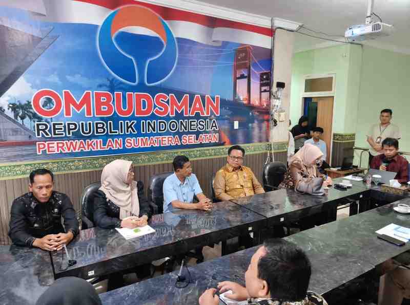 Bupati Muba HM Toha Tohet SH yang diwakili Staf Ahli Bupati Bidang Politik, Hukum dan Pemerintahan, Dr. Drs. H. Iskandar Syahrianto, MH dalam kegiatan penyerahan hasil Penilaian Maladministrasi Pelayanan Publik Tahun 2025 oleh Ombudsman RI Perwakilan Sumatera Selatan, di Kantor Ombudsman RI Perwakilan Sumsel. Foto: Kominfo Muba.