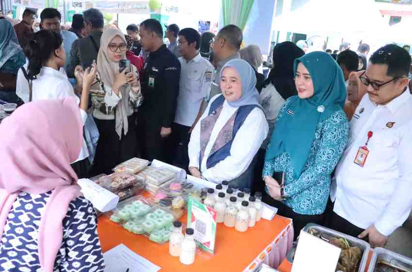 Tim Penggerak PKK (TP PKK) Kota Palembang resmi membuka Pasar Bedug Ramadhan 1447 H Tahun 2026 bersama Bank Sumsel Babel Syariah dan TP PKK Kecamatan Kemuning di Kantor Lurah Sekip Ujung, Rabu (25/2/2026). Foto: Kominfo Palembang.