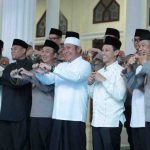 Gubernur Sumsel, Herman Deru saat jelang tarawih bersama di Masjid Mapolda Sumsel, Jumat (20/2/2026). Foto: Humas Pemprov Sumsel.