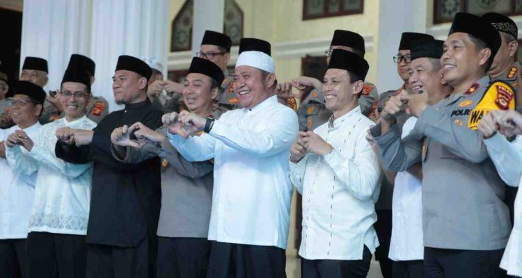 Gubernur Sumsel, Herman Deru saat jelang tarawih bersama di Masjid Mapolda Sumsel, Jumat (20/2/2026). Foto: Humas Pemprov Sumsel.