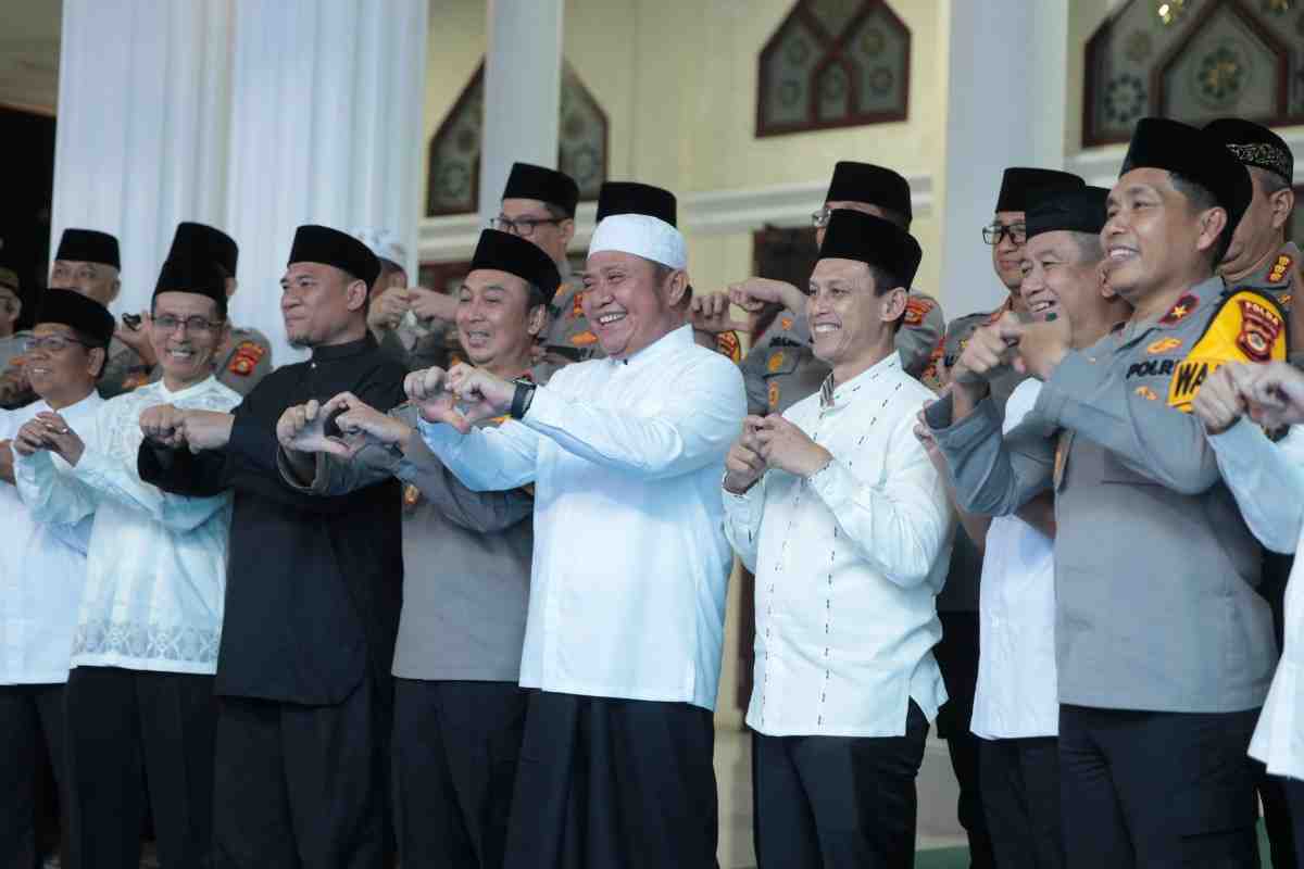 Gubernur Sumsel, Herman Deru saat jelang tarawih bersama di Masjid Mapolda Sumsel, Jumat (20/2/2026). Foto: Humas Pemprov Sumsel.