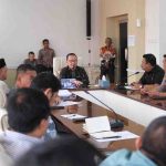 Rapat koordinasi lintas sektor di Ruang Rapat Randik, Sekretariat Daerah Kabupaten Muba, Jumat (27/2/2026). Rapat dipimpin Asisten I Setda Muba H Ardiansyah SE MM PhD CMA, diikuti unsur Forkopimda, perangkat daerah, serta instansi vertikal terkait. Foto: Kominfo Muba.