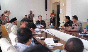 Rapat koordinasi lintas sektor di Ruang Rapat Randik, Sekretariat Daerah Kabupaten Muba, Jumat (27/2/2026). Rapat dipimpin Asisten I Setda Muba H Ardiansyah SE MM PhD CMA, diikuti unsur Forkopimda, perangkat daerah, serta instansi vertikal terkait. Foto: Kominfo Muba.