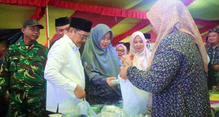 Wakil Bupati Musi Banyuasin, Abdur Rohman Husen secara resmi membuka Pasar Ramadhan/Bedug 1447 H/2026 M di halaman Masjid Darussalam, Kecamatan Sungai Lilin, Jumat (20/2/2026) sore. Foto: Kominfo Muba.