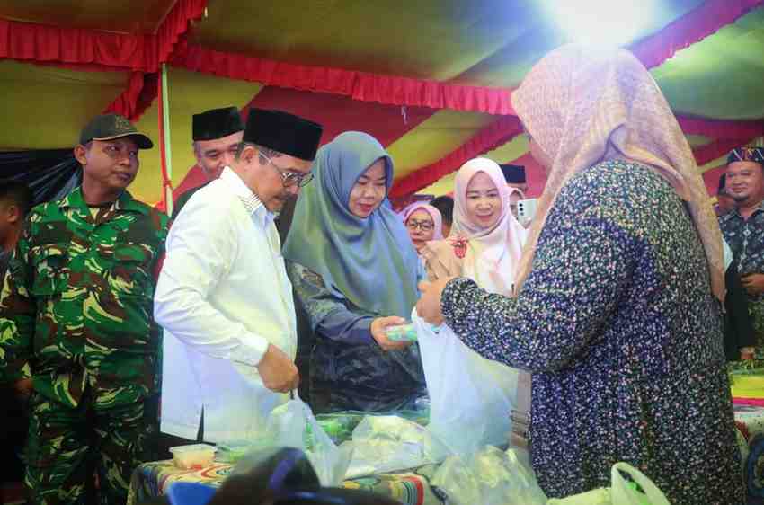 Wakil Bupati Musi Banyuasin, Abdur Rohman Husen secara resmi membuka Pasar Ramadhan/Bedug 1447 H/2026 M di halaman Masjid Darussalam, Kecamatan Sungai Lilin, Jumat (20/2/2026) sore. Foto: Kominfo Muba.
