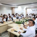 Sekda Palembang, Aprizal Hasyim memimpin rapat teknis Pelaksanaan Kegiatan BSPS bersama jajaran camat, lurah, Organisasi Perangkat Daerah (OPD) pengampu, serta perwakilan Balai Perumahan dari kementerian terkait, Rabu (18/2/2026). Foto: Kominfo Palembang.