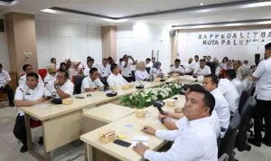 Sekda Palembang, Aprizal Hasyim memimpin rapat teknis Pelaksanaan Kegiatan BSPS bersama jajaran camat, lurah, Organisasi Perangkat Daerah (OPD) pengampu, serta perwakilan Balai Perumahan dari kementerian terkait, Rabu (18/2/2026). Foto: Kominfo Palembang.