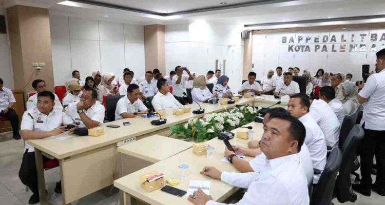 Sekda Palembang, Aprizal Hasyim memimpin rapat teknis Pelaksanaan Kegiatan BSPS bersama jajaran camat, lurah, Organisasi Perangkat Daerah (OPD) pengampu, serta perwakilan Balai Perumahan dari kementerian terkait, Rabu (18/2/2026). Foto: Kominfo Palembang.