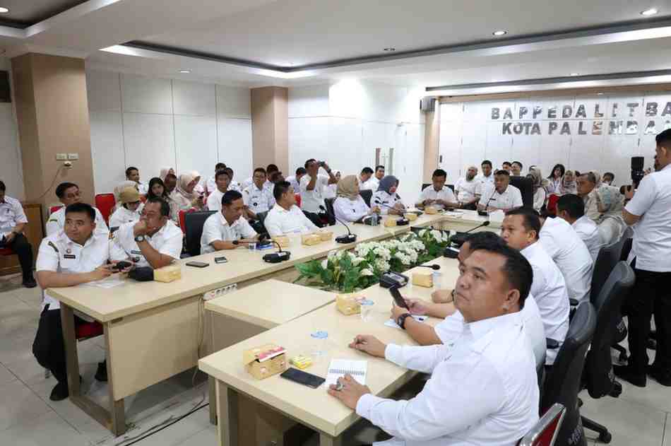 Sekda Palembang, Aprizal Hasyim memimpin rapat teknis Pelaksanaan Kegiatan BSPS bersama jajaran camat, lurah, Organisasi Perangkat Daerah (OPD) pengampu, serta perwakilan Balai Perumahan dari kementerian terkait, Rabu (18/2/2026). Foto: Kominfo Palembang.