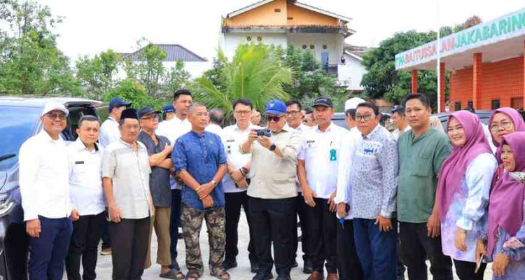Asisten III Pemerintah Kota Palembang Akhmad Bastari mendampingi Wakil Menteri Perumahan dan Kawasan Permukiman (PKP) Fahri Hamzah meninjau sejumlah kawasan strategis dan hunian masyarakat berpenghasilan rendah (MBR) di Kota Palembang, Rabu (11/2/2026). Foto: Kominfo Palembang.