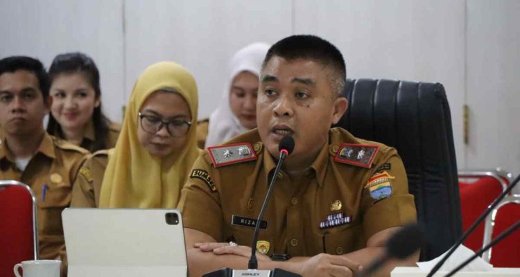 Sekda Palembang, Aprizal Hasyim saat memimpin rakor dengan para camat, Senin (2/2/2026). Foto: Kominfo Palembang.