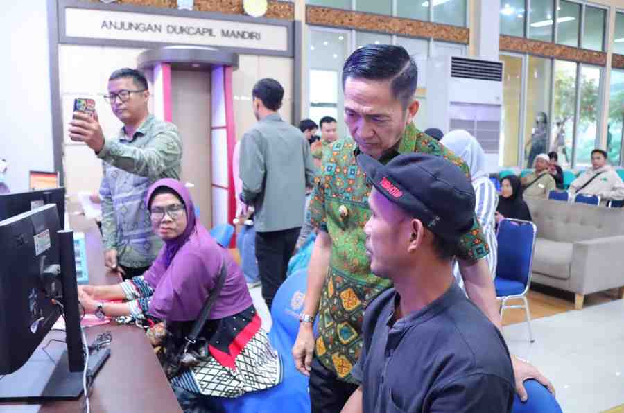 Walikota Palembang, Ratu Dewa berdialog dengan warga yang mengurus administrasi di mal pelayanan publik, Jakabaring, Kamis (12/2/2026). Foto: Kominfo Palembang.