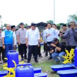 Gubernur Sumatera Selatan, Dr. H. Herman Deru menyerahkan bantuan kincir untuk tambank udang, serta mendorong penguatan infrastruktur kelistrikan di Desa Bumi Pratama Mandira, Kecamatan Sungai Menang, Selasa (17/2/2026). Foto: Humas Pemprov Sumsel.