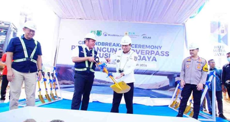 Bupati Toha Tohet mendampingi Gubernur Sumatera Selatan, H. Herman Deru meresmikan dimulainya pembangunan strategis berupa overpass (jalan layang) khusus angkutan batubara milik PT Musi Mitra Jaya (MMJ) di Desa Kaliberau, Kecamatan Bayung Lencir, Kamis (26/2/2026). Foto: Kominfo Muba.