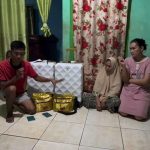 A Rivaia bersama istri yang gagal umrah. Foto: screenshot medsos.