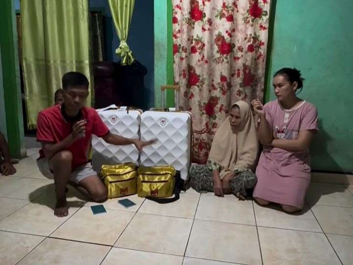 A Rivaia bersama istri yang gagal umrah. Foto: screenshot medsos.