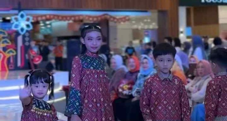 Busana muslim anak ikut Fashion Show di Palembang Icon Mall, Jumat (13/2/2026). Foto: IG Pemprov Sumsel.