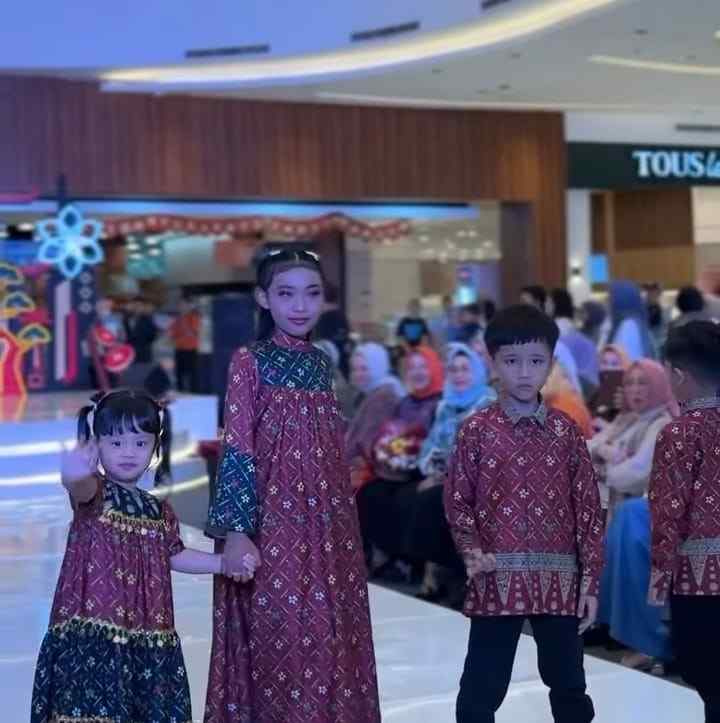 Busana muslim anak ikut Fashion Show di Palembang Icon Mall, Jumat (13/2/2026). Foto: IG Pemprov Sumsel.