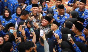 Gubernur Sumsel, Herman Deru bersama para PNS dan PPPK Pemprov Sumsel. Foto: Humas Pemprov Sumsel.