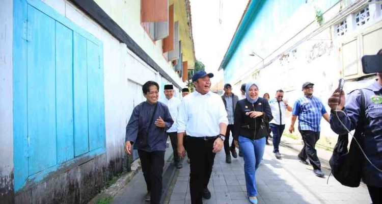 Gubernur Sumsel, Herman Deru saat berkunjung ke kampung Almunawar, Palembang, Jumat (27/3/2026). Foto: Humas Pemprov Sumsel.