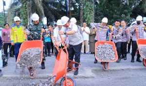 Gubernur Sumatera Selatan (Sumsel) Dr. H. Herman Deru saat Apel Kegiatan Program Belida Polda Sumsel (Bersih Lingkungan dan Asri) dalam rangka mendukung Program Nasional Gerakan Indonesia Asri. Foto: Humas Pemprov Sumsel.