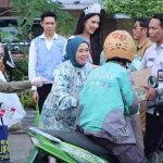 Ketua Tim Penggerak (TP) PKK Kota Palembang, Dewi Sastrani menunjukkan semangat berbagi dengan menggandeng RA Group dalam aksi sosial pembagian takjil gratis di depan Kantor Wali Kota Palembang, Senin (9/3/2026). Foto: Kominfo Palembang.