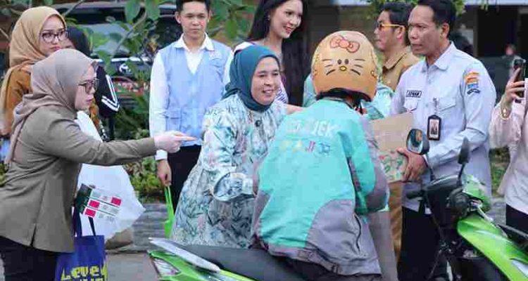 Ketua Tim Penggerak (TP) PKK Kota Palembang, Dewi Sastrani menunjukkan semangat berbagi dengan menggandeng RA Group dalam aksi sosial pembagian takjil gratis di depan Kantor Wali Kota Palembang, Senin (9/3/2026). Foto: Kominfo Palembang.