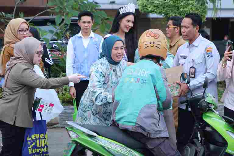 Ketua Tim Penggerak (TP) PKK Kota Palembang, Dewi Sastrani menunjukkan semangat berbagi dengan menggandeng RA Group dalam aksi sosial pembagian takjil gratis di depan Kantor Wali Kota Palembang, Senin (9/3/2026). Foto: Kominfo Palembang.