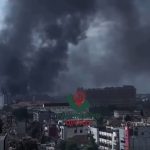 Asap tebal membumbung dari kebakaran gudang ban di Kemuning, Palembang, Senin (23/3/2026) dini hari. Foto: screenshot medsos.