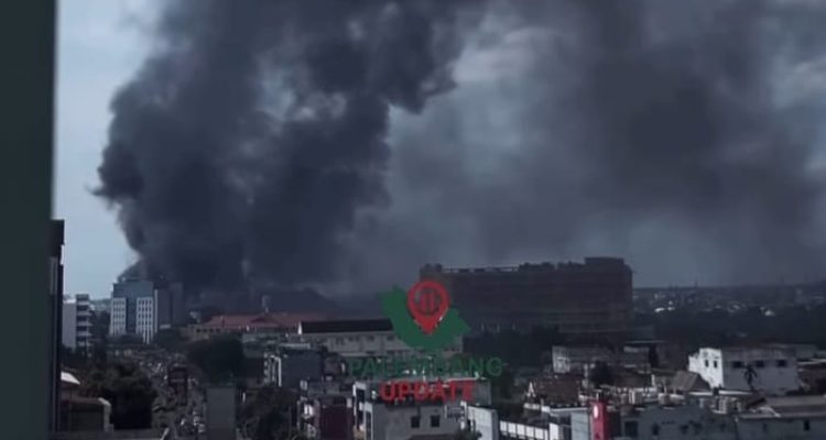 Asap tebal membumbung dari kebakaran gudang ban di Kemuning, Palembang, Senin (23/3/2026) dini hari. Foto: screenshot medsos.