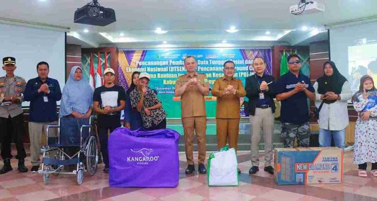 Wakil Bupati Musi Banyuasin, Abdur Rohman Husen secara resmi mencanangkan Pembaruan Data Tunggal Sosial dan Ekonomi Nasional (DTSEN) dan Ground Check Penerima Bantuan Iuran Jaminan Kesehatan (PBI-JK), Senin (16/3/2026) di Auditorium Pemkab Muba. Foto: Kominfo Muba.