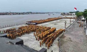 Apel gabungan ASn Pemkot Palembang dipimpin Walikota, Ratu Dewa di pelataran BKB, Senin (30/3/2026). Foto: Kominfo Palembang.