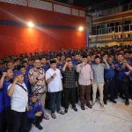 Sekda Palembang Aprizal dan para pegawai Damkar dalam momentum Hari Ulang Tahun (HUT) ke-107. Foto: Kominfo Palembang.