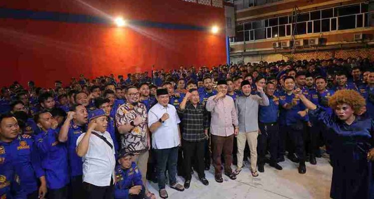 Sekda Palembang Aprizal dan para pegawai Damkar dalam momentum Hari Ulang Tahun (HUT) ke-107. Foto: Kominfo Palembang.